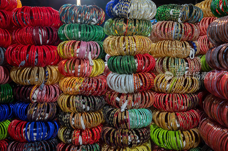 在印度拉贾斯坦邦焦特布尔著名的萨达尔市场和Ghanta ghar钟塔上出售美丽的拉贾斯坦邦手镯。